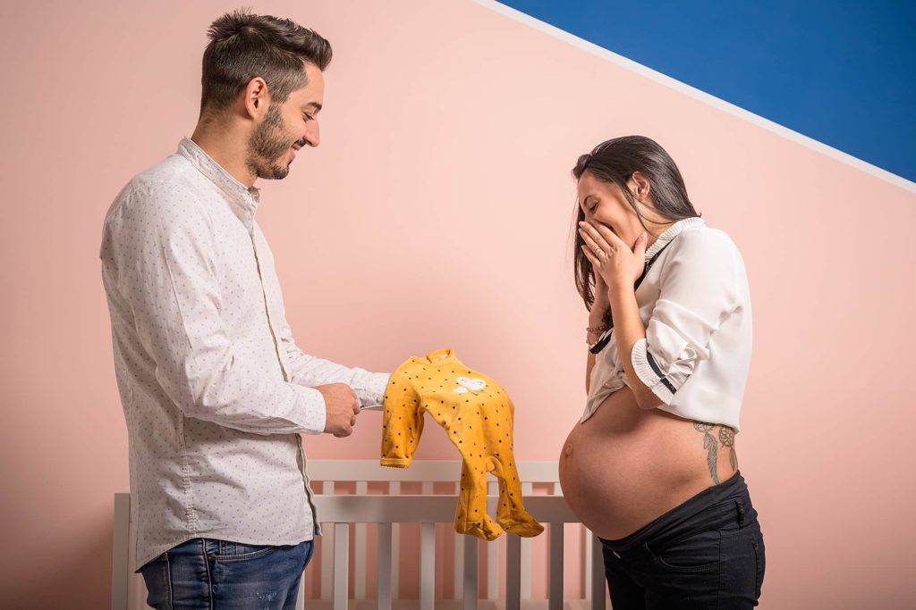 fidanzato-sorprende-ragazza-vestitino-neonata