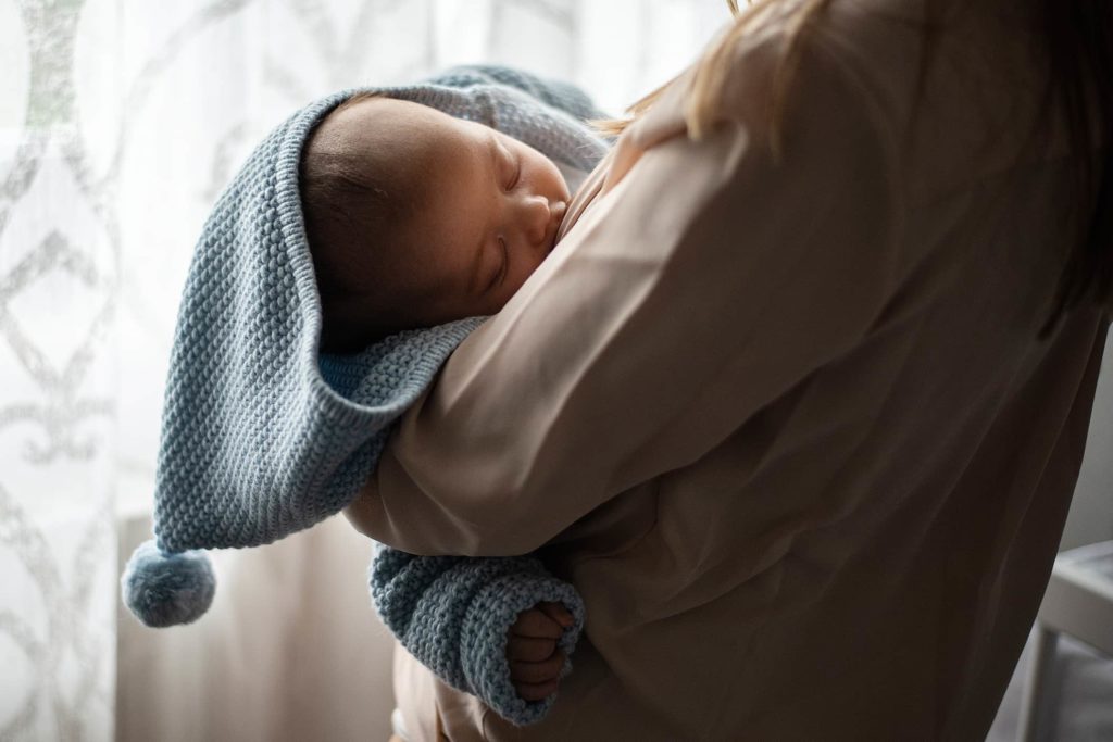 neonato addormentato tra le braccia della mamma