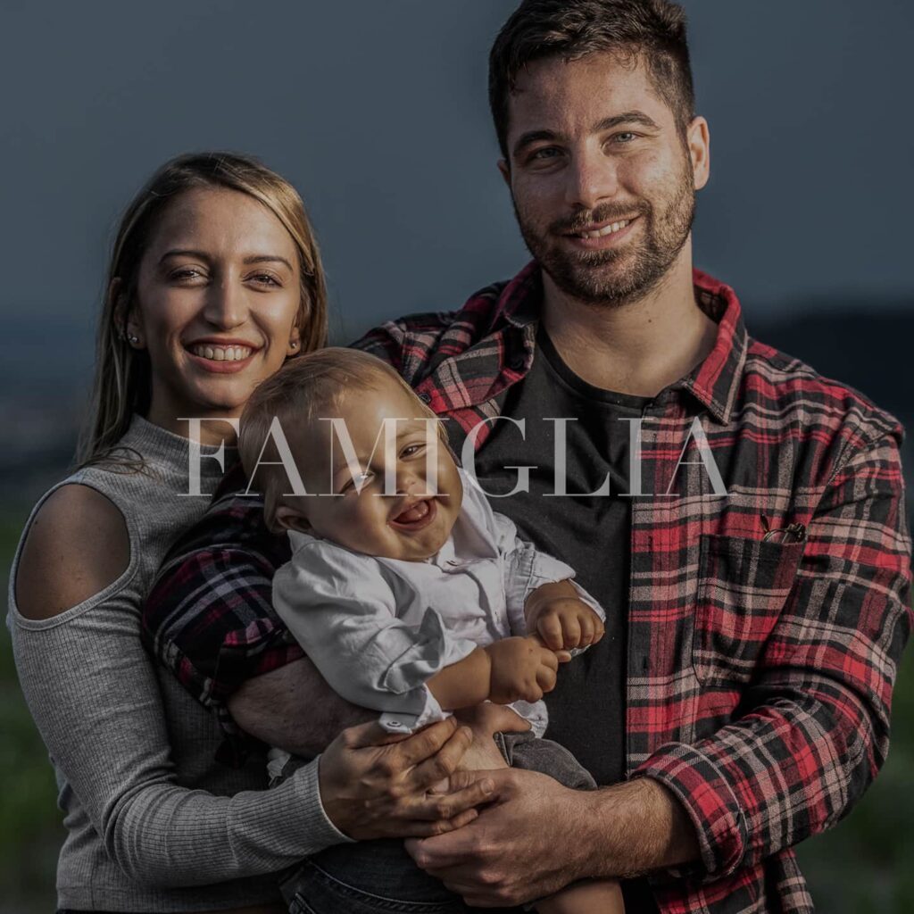 fotografo maternità milano monza famiglia sorridente col bambino