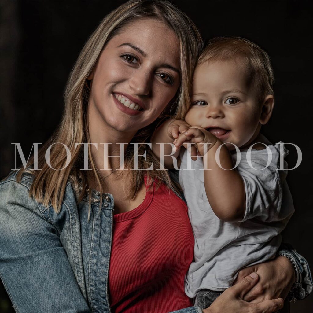 fotografo maternità milano monza mamma e bambino sorridenti