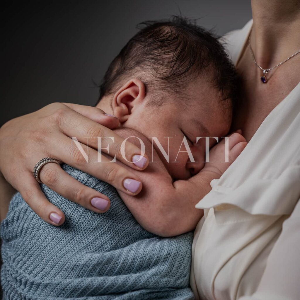 fotografo maternità milano e monza neonato in braccio alla mamma