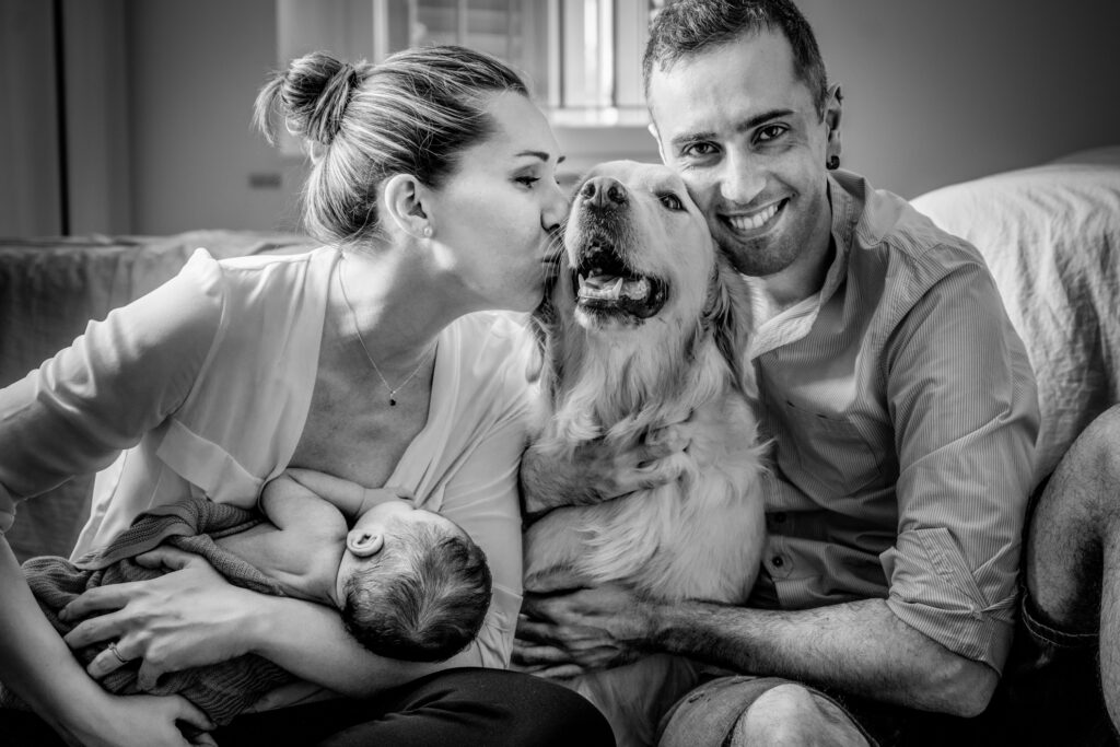 servizio fotografico newborn famiglia con neonato e cane